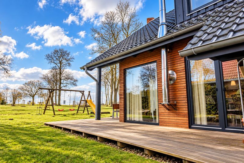Holzterrasse von außen