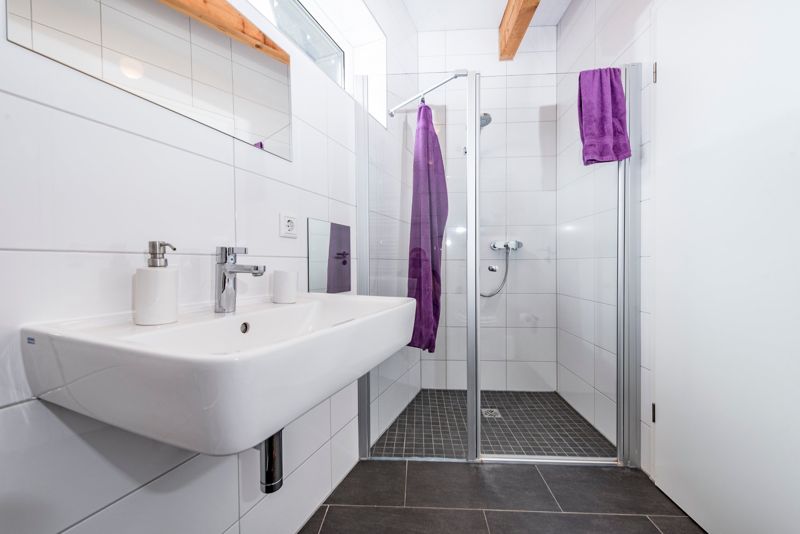 Duschbad im Erdgeschoss mit bodengleicher Dusche