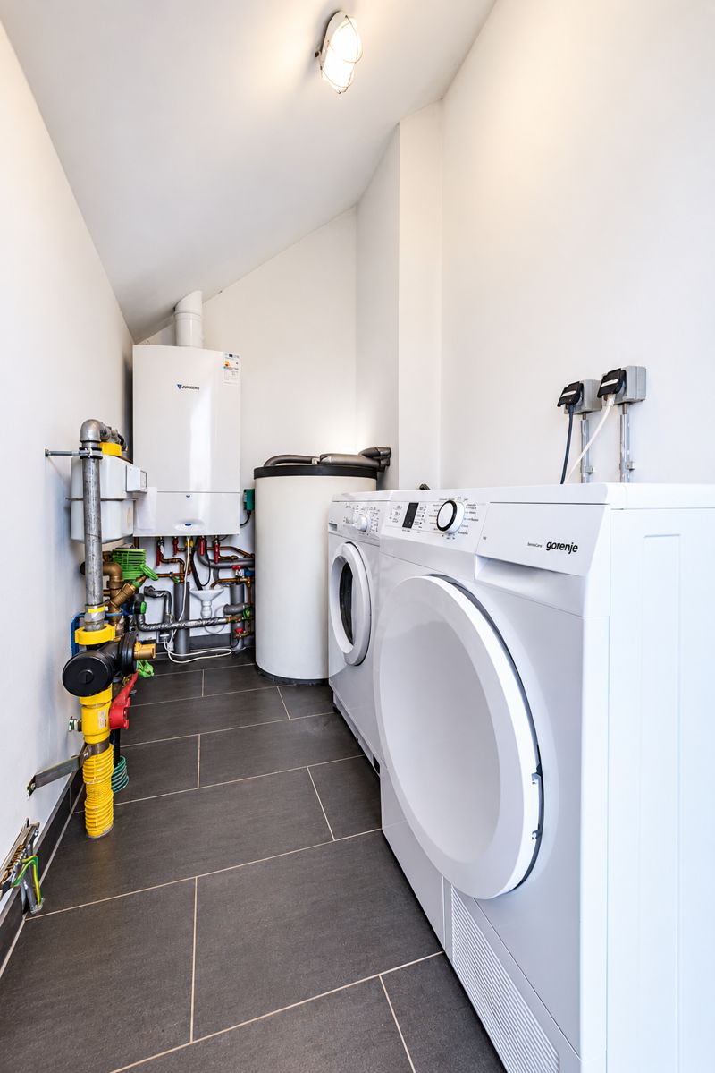 Hauswirtschaftsraum mit Waschmaschine und Trockner