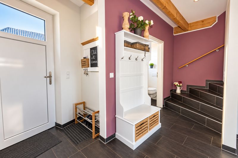 Eingangsbereich von Thea mit Garderobe und Treppe