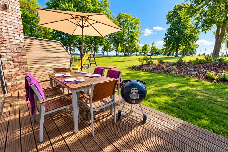 Gedeckte Terrasse von Thea mit Grill und Blick in den Garten